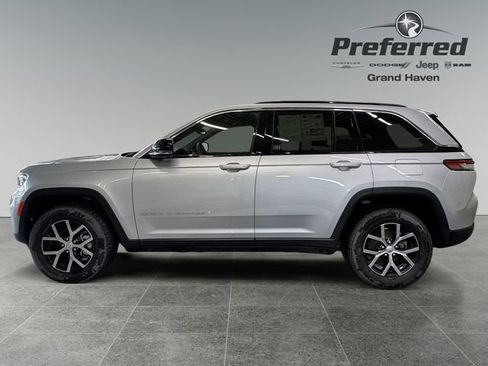 Used 2024 Jeep Grand Cherokee Limited w/ Trailer Tow Package AWD/4WD image 9