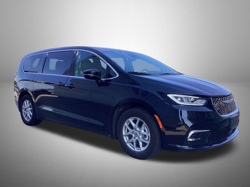 Used 2025 Chrysler Pacifica Select FWD image 2