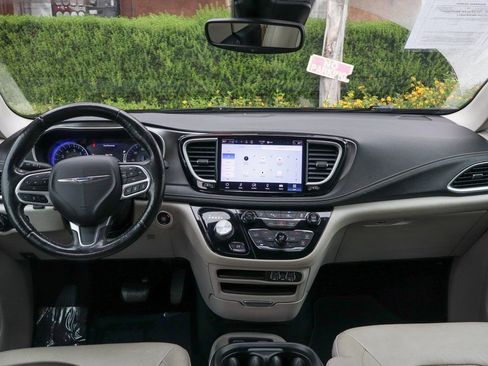 Used 2021 Chrysler Pacifica Touring-L image 26