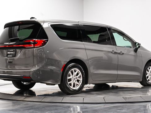 Used 2023 Chrysler Pacifica Touring-L w/ Uconnect Theater Family Group FWD image 12