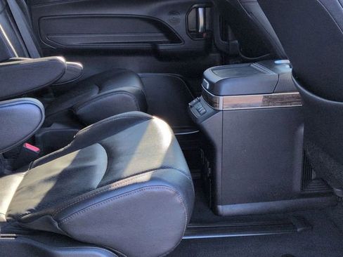 Used 2025 Toyota Sienna Platinum image 29