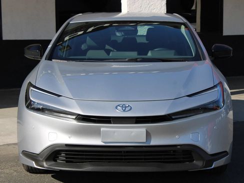 Used 2025 Toyota Prius LE FWD image 2