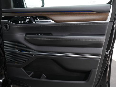 Used 2022 Jeep Grand Wagoneer Series II AWD/4WD image 12
