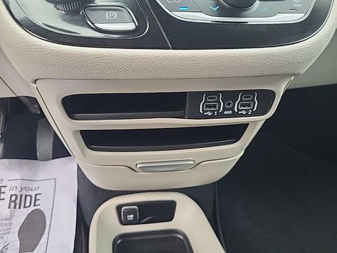 Used 2024 Chrysler Pacifica Touring-L FWD image 10