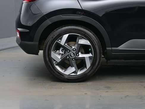 Certified 2025 Hyundai Venue SEL image 9