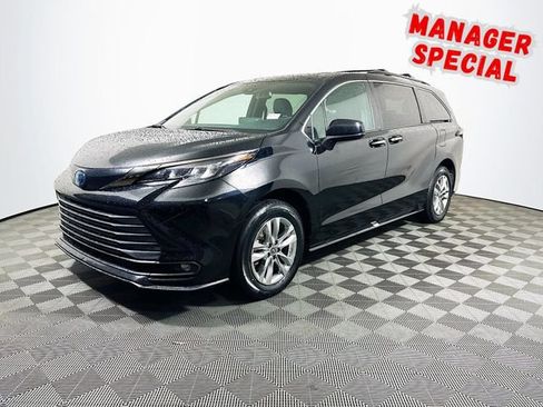 Used 2023 Toyota Sienna XLE Woodland Edition AWD/4WD image 4