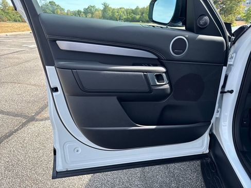 Used 2025 Land Rover Discovery Dynamic SE image 12