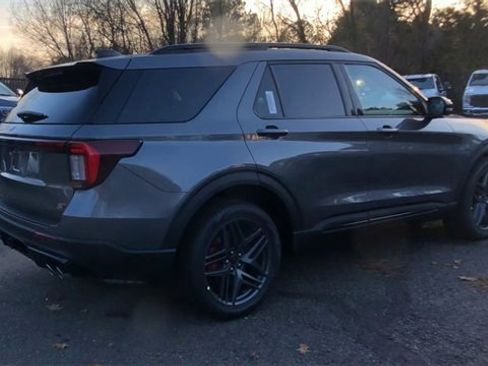 Used 2025 Ford Explorer ST image 3