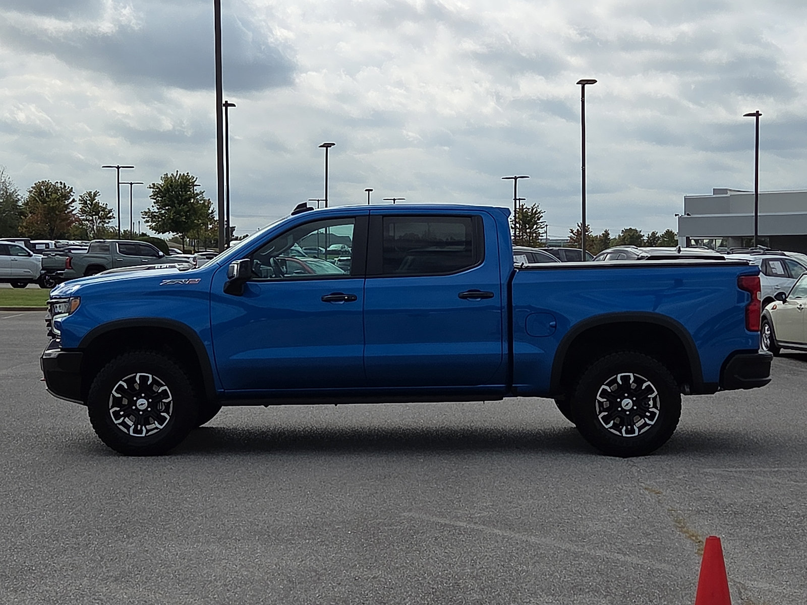 Used 2023 Chevrolet Silverado 1500 ZR2 w/ Technology Package AWD/4WD image 3