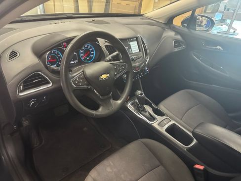 Used 2017 Chevrolet Cruze LT w/ Convenience Package FWD image 10