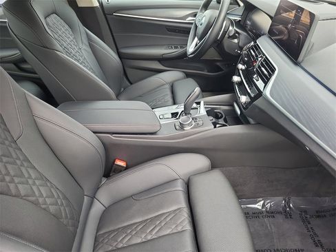 Used 2022 BMW 530e xDrive 530e iPerformance w/ Premium Package image 16