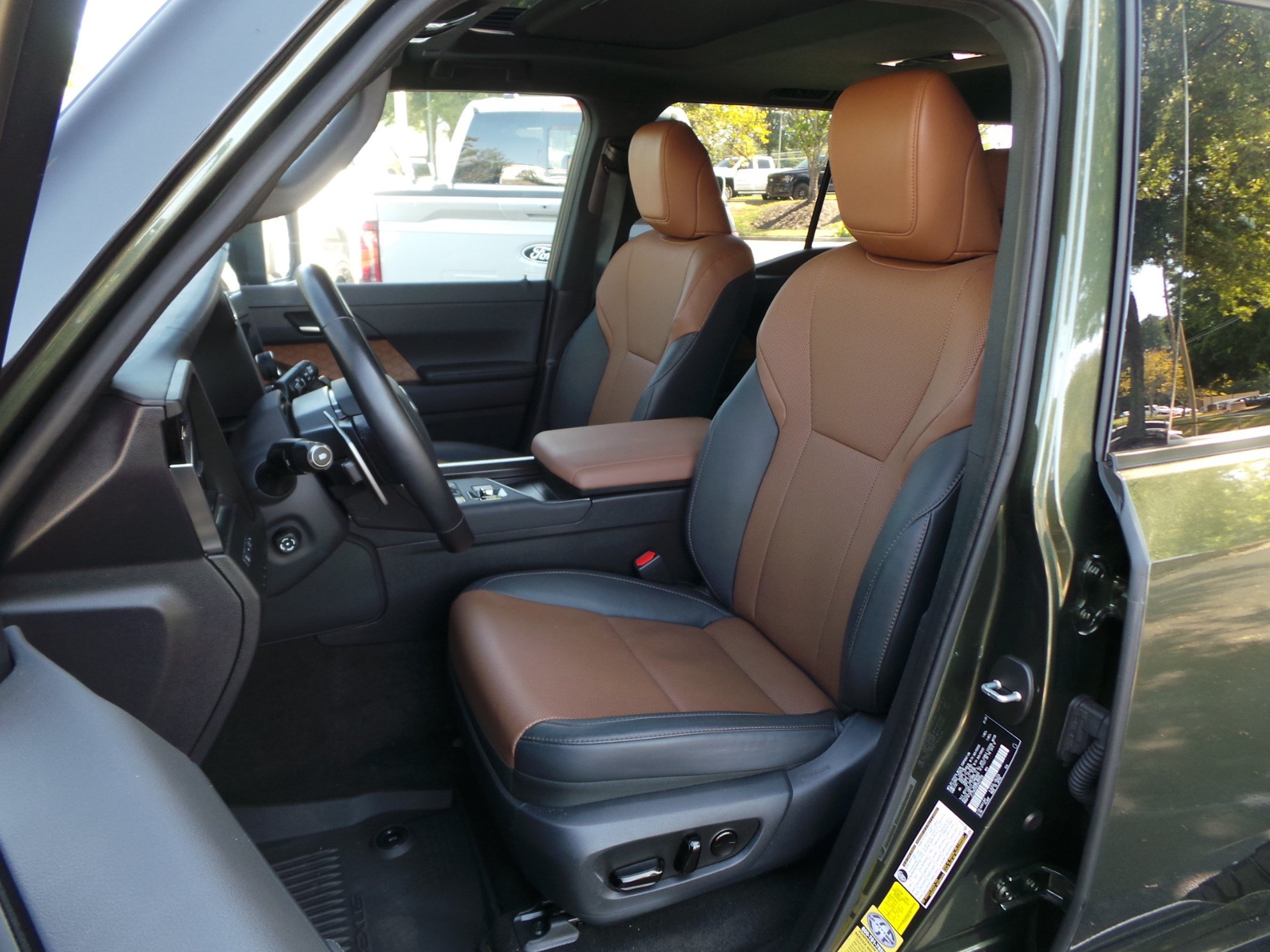 Used 2025 Lexus GX 550 w/ Accessory Package (2T) AWD/4WD image 11