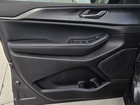 New 2025 Jeep Grand Cherokee L Altitude image 18