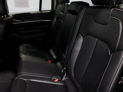 Used 2023 Jeep Grand Cherokee Limited w/ Black Appearance Package AWD/4WD image 21