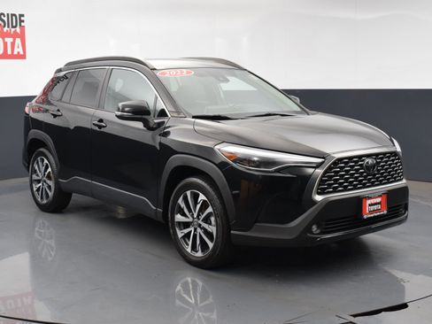 Used 2022 Toyota Corolla Cross XLE image 6