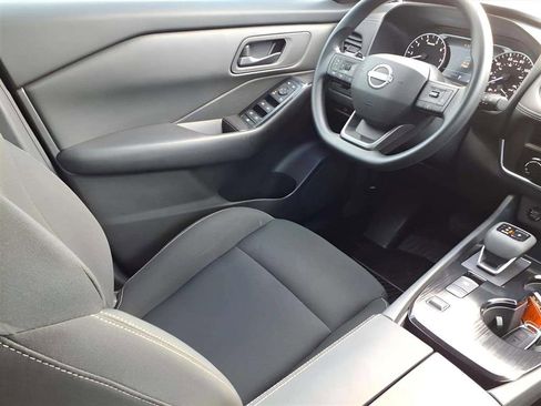 Used 2025 Nissan Rogue S image 9