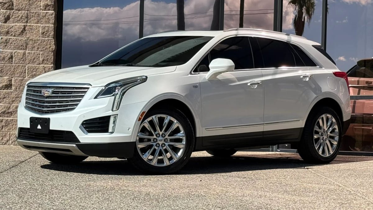 Used 2017 Cadillac XT5 Platinum w/ Driver Assist Package AWD/4WD image 3