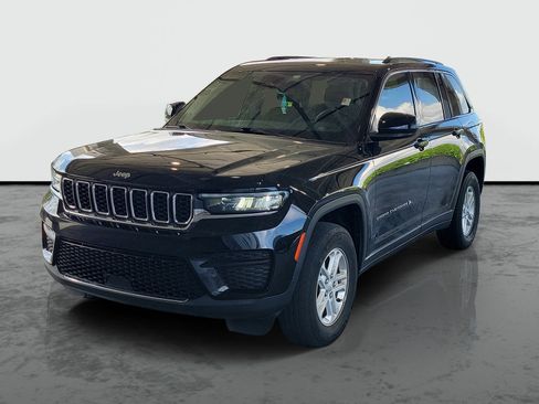 Used 2023 Jeep Grand Cherokee Laredo AWD/4WD image 4