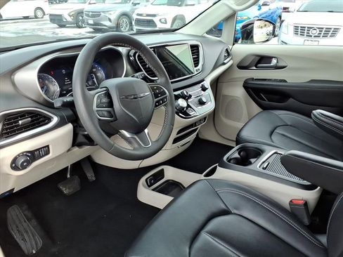 Used 2024 Chrysler Pacifica Touring-L FWD image 14