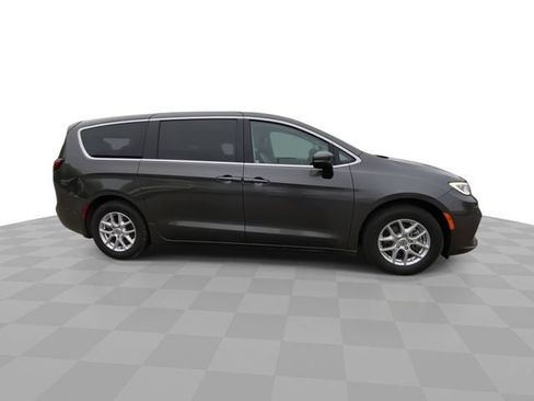 Used 2023 Chrysler Pacifica Touring-L FWD image 3