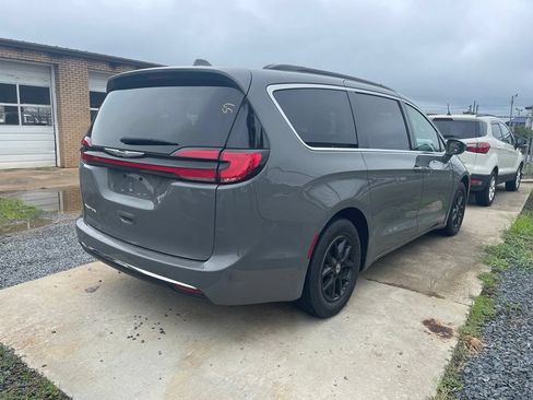 Used 2022 Chrysler Pacifica Touring-L FWD image 4