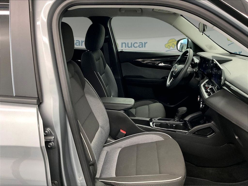Used 2025 Chevrolet TrailBlazer LT AWD/4WD image 11
