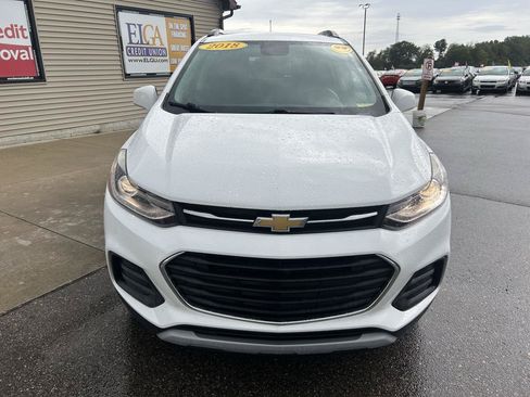 Used 2018 Chevrolet Trax LT w/ LT Convenience Package FWD image 2