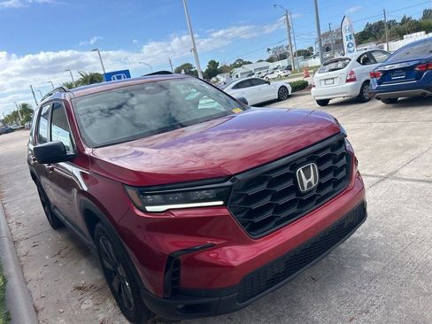 Used 2025 Honda Pilot Sport image 3