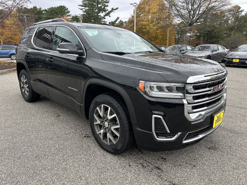 Used 2023 GMC Acadia SLE w/ Driver Convenience Package image 3