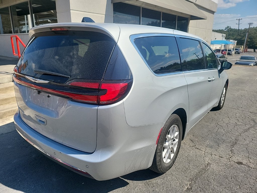 Used 2026 Chrysler Pacifica Select FWD image 4