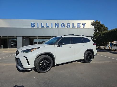 Used 2023 Toyota Highlander XSE FWD image 1
