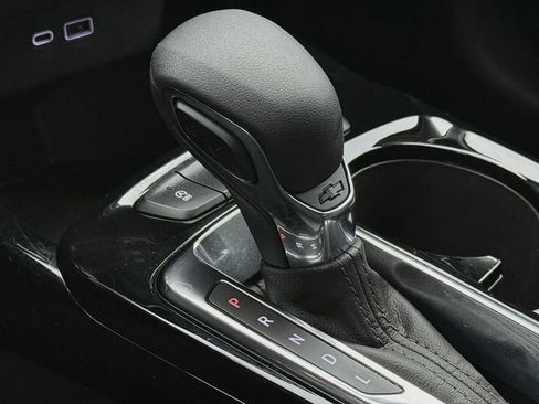 Used 2025 Chevrolet Trax LT w/ LT Convenience Package FWD image 18