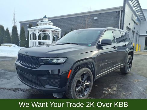 Used 2024 Jeep Grand Cherokee Altitude image 2