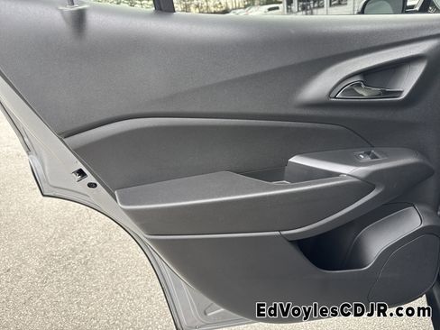 Used 2024 Chevrolet Trax ACTIV w/ Sunroof Package image 27