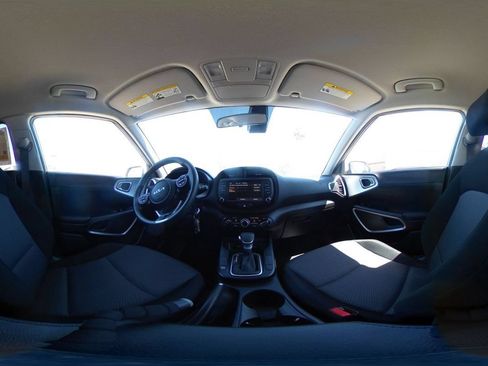 Used 2025 Kia Soul LX w/ LX Technology Package FWD image 40