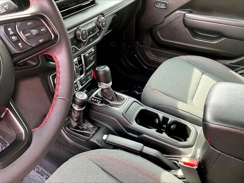 Used 2024 Jeep Wrangler Unlimited Rubicon w/ Convenience Group AWD/4WD image 15