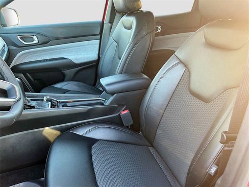 Used 2025 Jeep Compass Latitude image 21