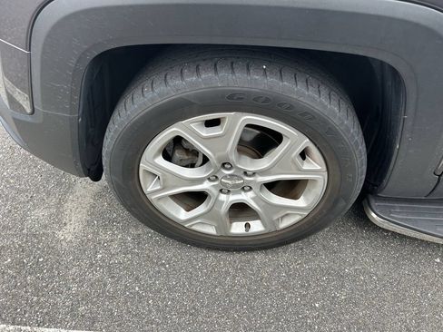 Used 2018 Jeep Renegade Limited w/ UConnect 8.4 Nav Group FWD image 9