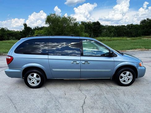 Used 2006 Dodge Grand Caravan SXT FWD image 2