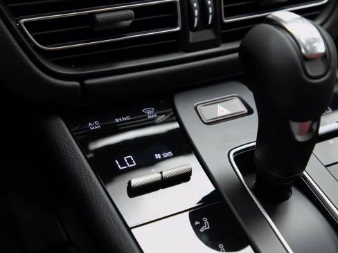 Certified 2025 Porsche Macan image 22