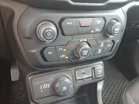 Used 2023 Jeep Renegade Latitude AWD/4WD image 16