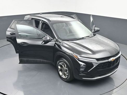 Used 2025 Chevrolet Trax LT w/ LT Convenience Package FWD image 44