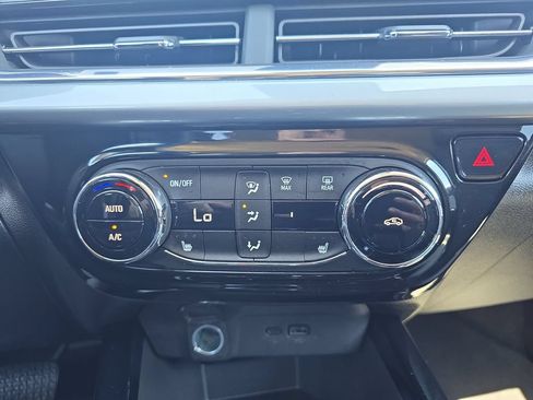 Used 2025 Chevrolet Trax LT w/ LT Convenience Package FWD image 25
