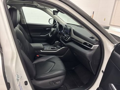 Used 2021 Toyota Highlander XLE AWD/4WD image 58