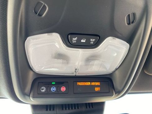 Used 2025 Chevrolet Colorado Z71 w/ Technology Package AWD/4WD image 29
