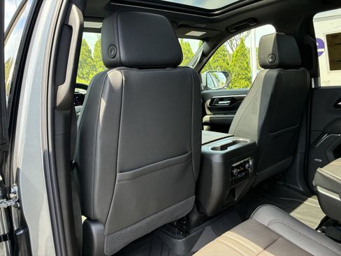 Used 2026 Chevrolet Suburban High Country RWD image 15