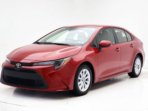 Used 2021 Toyota Corolla LE image 2
