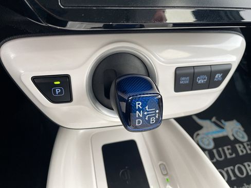 Used 2017 Toyota Prius Prime Premium image 50