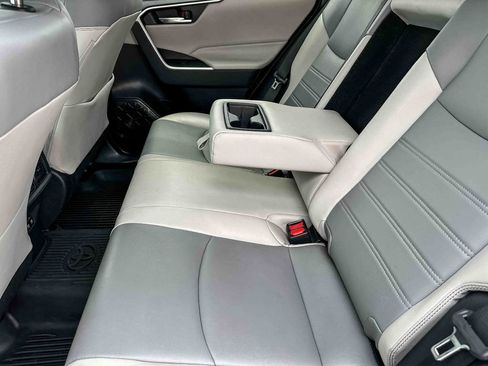 Used 2019 Toyota RAV4 XLE Premium w/ Cold Weather Package AWD/4WD image 19