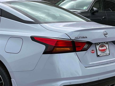New 2025 Nissan Altima 2.5 SR image 9